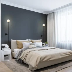 Grote wandlamp mat zwart met witte glazen bol