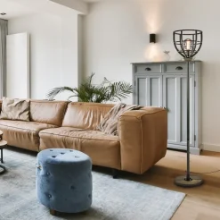 Industriële vloerlamp zwart staal met houten details