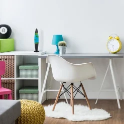 Mat zwarte lavalamp met blauw water en groene vlekken