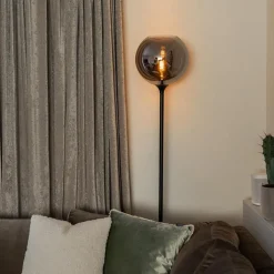 Mat zwarte vloerlamp met smoke/titanium glazen kap