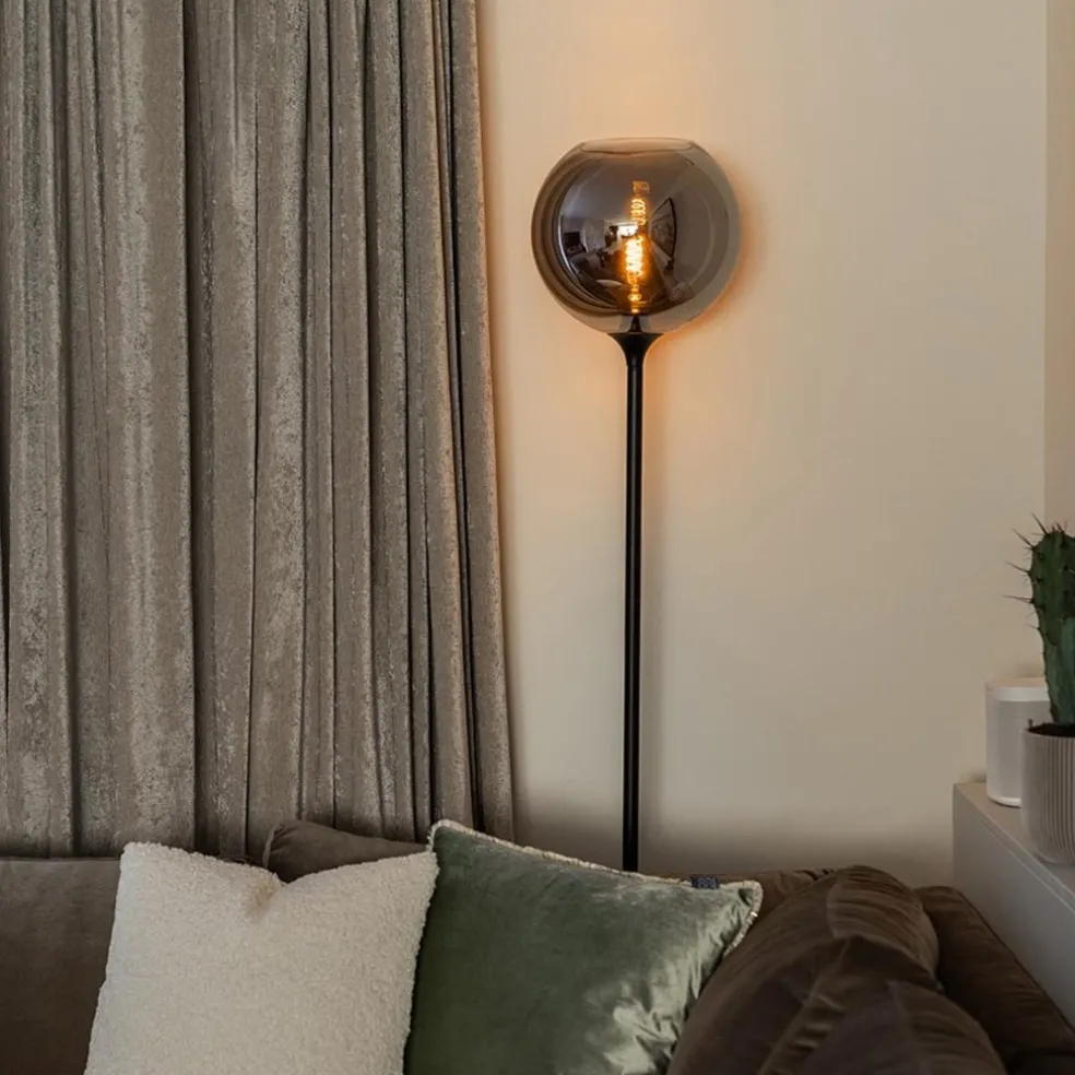 Mat zwarte vloerlamp met smoke/titanium glazen kap