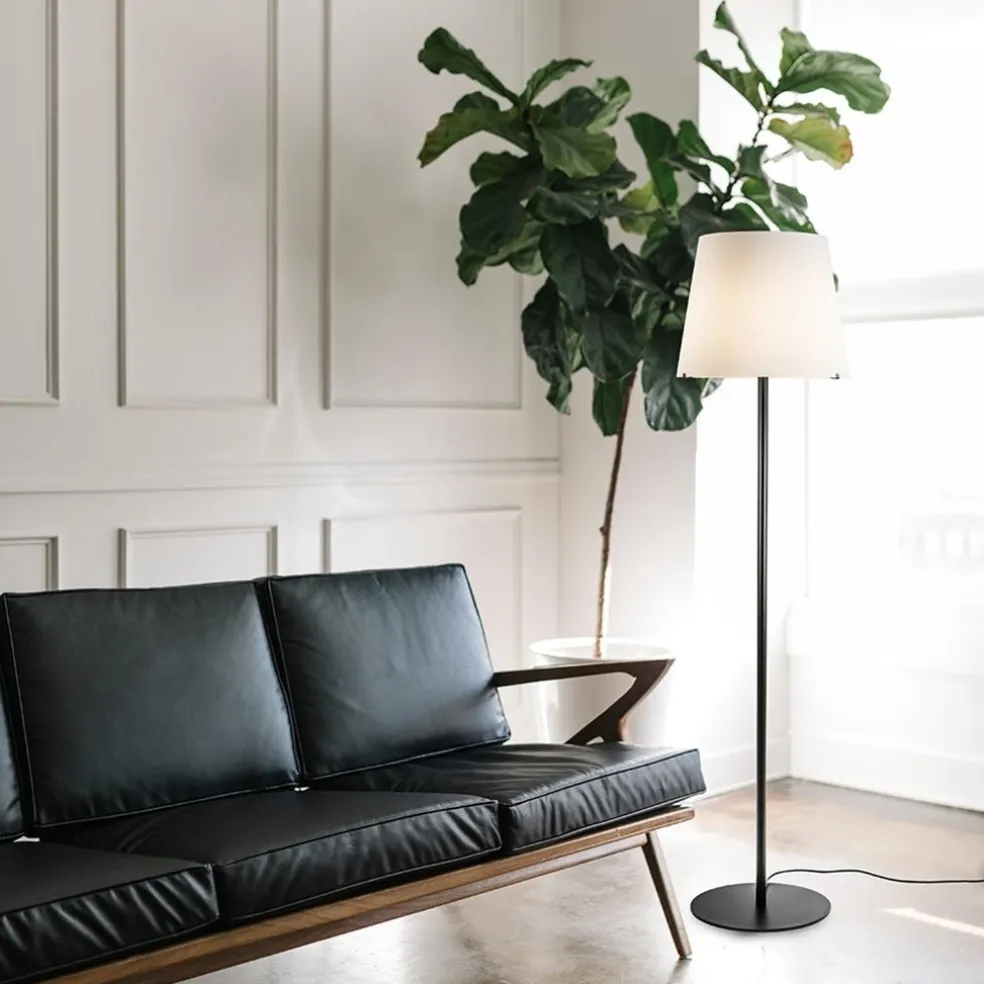 Mat zwarte vloerlamp met opaal glazen kap