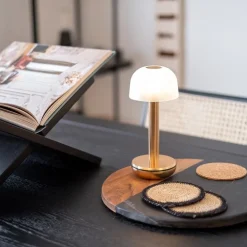 Sfeervolle tafellamp goud met frosted kapje op batterij